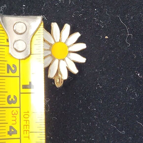 Vtg Daisy Flower Clip-On Earrings Gold-Tone‎ White Yellow Enamel Hippie Jewelry - Picture 2 of 5